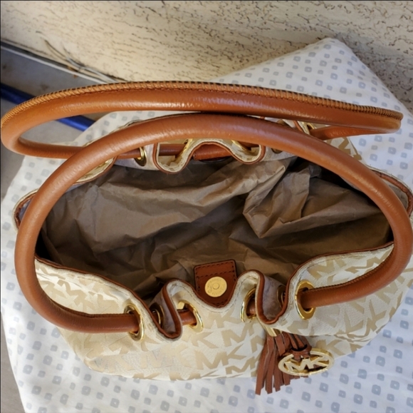 Michael Kors Signature Canvas & Leather Brown Cream EW Ring Tassel Shoul… - Picture 6 of 16